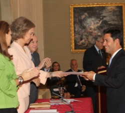 Entrega del Premio a la Acción Magistral. La Reina entrega el diploma del Premio a la Acción Magistral en la Categoría de Educación Secundaria a Agust